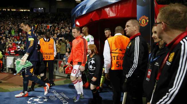 Pemain MU dan Wolfburg memasuki arena pertandingan (1/10)[Reuters/Lee Smith]