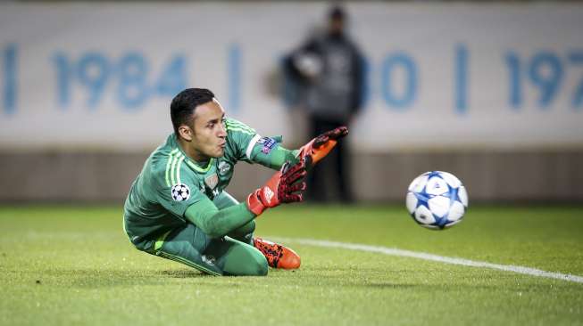 Keylor Navas meredam serangan Malmo (1/10) [Reuters/Andreas Hilergren]