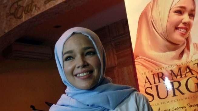 Dewi mengaku pernah memutuskan untuk mengenakan hijab berikut cadar. 