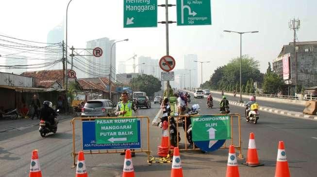 Rekayasa lalu lintas dilakukan karena kemacetan kerap terjadi di Jalan KH Mas Mansyur. 