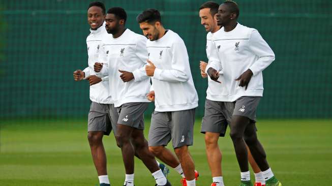 Para pemain Liverpool Divock Origi, Kolo Toure, Emre Can, Jose Enrique dan Mamadou Sakho menjalani sesi latihan. Reuters / Andrew Boyers Livepic