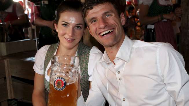 Pemain Bayern Munich Thomas Mueller datang bersama pasangannya, Lisa di acara Oktoberfest. REUTERS/Alexandra Beier/Pool