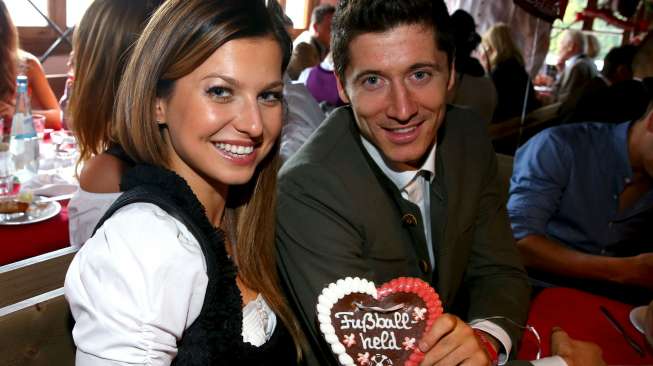 Bomber Bayern Munich Robert Lewandowski berpose bersama pasangannya Anna Stachurska di Oktoberfest . Reuters/Alexander Hassenstein/Pool