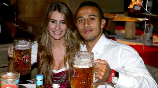 Pemain Bayern Munich Thiago bersama pasangannya, Julia Vigas di Oktoberfest. Reuters/Alexander Hassenstein/Pool