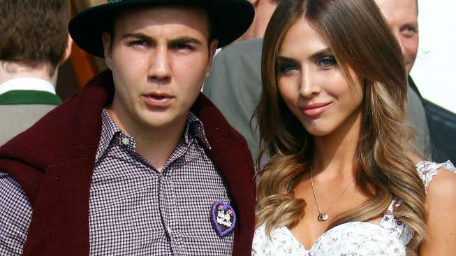 Pemain Bayern Munich Mario Goetze datang dengan pacarnya, Ann-Kathrin Broemmel di Oktoberfest ini. Reuters/Michael Dalder