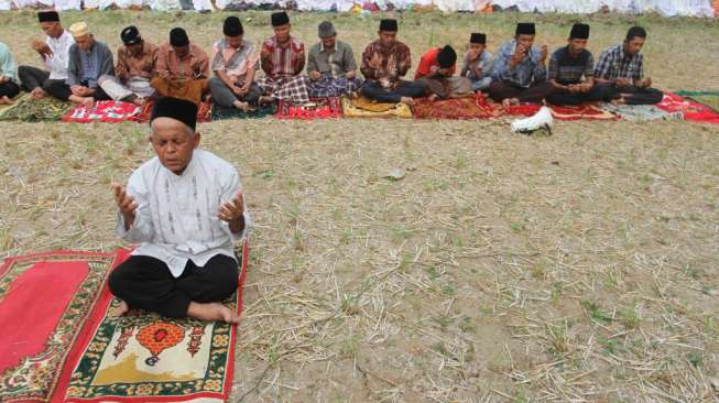 PNS Jawa Barat Salat Minta Hujan di Lapangan Gasibu Bandung