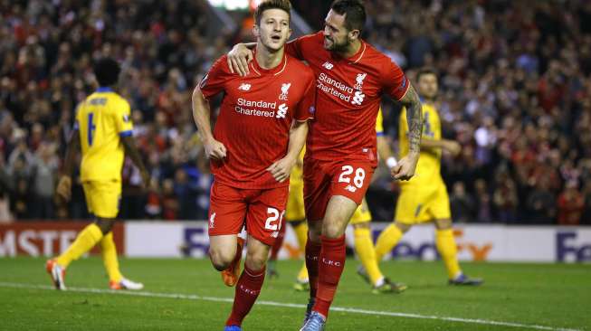 Adam Lallana (kiri) rayakan golnya ke gawang Sion bersama Danny Ings (2/10) [Reuters/Phil Noble]