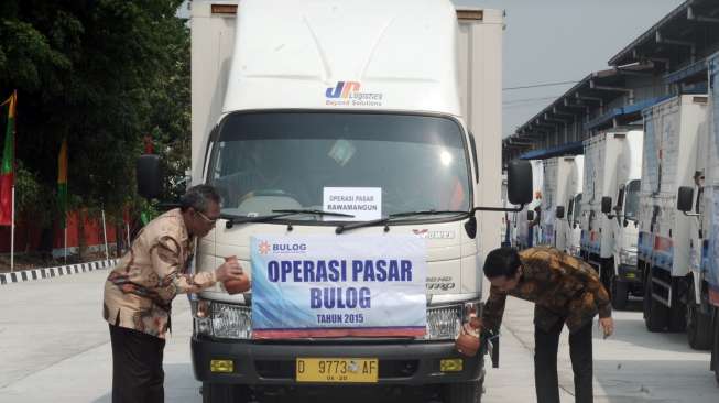 Perum Bulog menggelar operasi pasar beras secara serentak di beberapa daerah dan menyalurkan beras raskin.