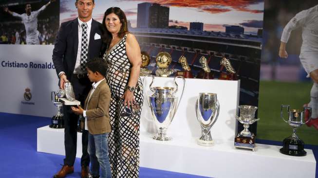 Bintang Real Madrid Cristiano Ronaldo berpose dengan trofinya bersama rekan setimnya. Reuters/Sergio Perez