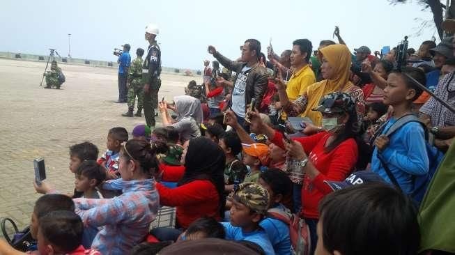 Warga Cilegon Saksikan Gladi Bersih HUT TNI ke-70