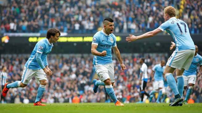 Pemain Manchester City, Sergio Aguero (tengah), merayakan salah satu golnya ke gawang Newcastle United bersama rekan-rekannya di Stadion Etihad, Manchester, Sabtu (3/10/2015). [Reuters/Action Images/Carl Recine]