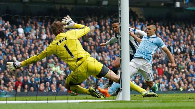 Pemain Manchester City, Sergio Aguero (tengah), saat mencetak gol keenam timnya ke gawang Newcastle United, Sabtu (3/10/2015), di Stadion Etihad. [Reuters/Carl Recine]