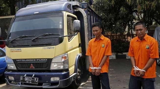 Satuan Resimen Mobil (Resmob) Polda Metro Jaya merilis tiga kasus kejahatan yang terjadi dalam sepekan terakhir di Mapolda Metro Jaya, Jakarta, Minggu (4/10). [Suara.com/Kurniawan Mas'ud]