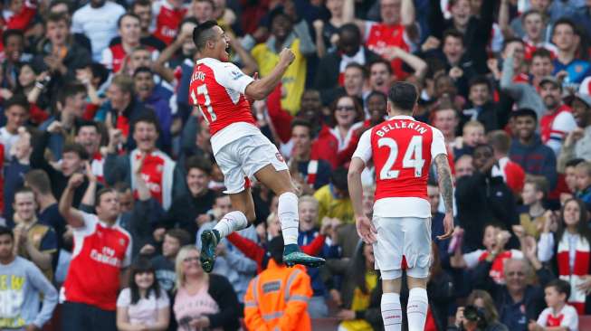 Alexis Sanchez merayakan golnya setelah membuat Arsenal memimpin 1-0 atas Manchester United. Reuters / Carl Recine Livepic