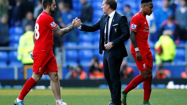 Manager Brendan Rodgers menyalami Danny Ings usai imbang melawan Everton. Reuters / Lee Smith Livepic