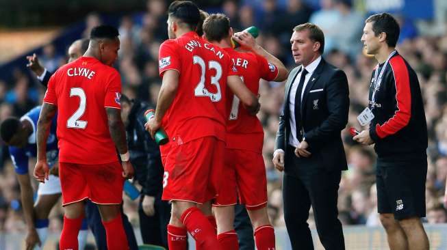 Manager Brendan Rodgers memberikan instruksi kepada para pemainnya saat menghadapi Everton. Reuters / Lee Smith Livepic.