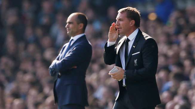 Manajer Everton Roberto Martinez dan manajer Liverpool Brendan Rodgers di pinggir lapangan. Reuters / Lee Smith Livepic.