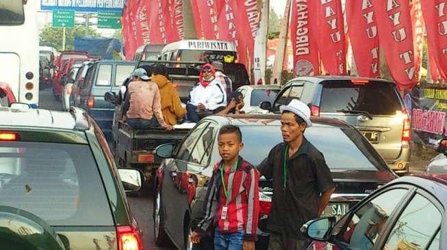 Warga Rebutan Nonton Parade HUT TNI, Jalan Raya Merak Super Macet