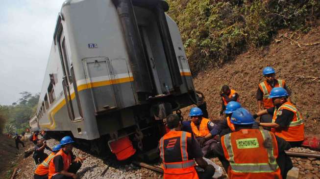 Kejadian anjloknya tiga gerbong kereta itu mengakibatkan jalur Selatan dialihkan.