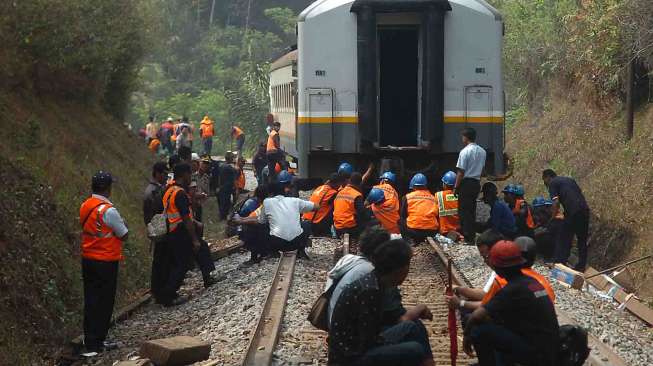 Kereta Api Lodaya Anjlok