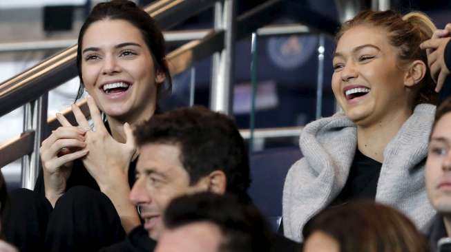 Rihanna dan 2 Model Cantik di Tribun PSG