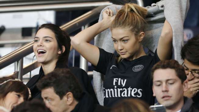 Dua model Amerika Serikat, Kendall Jenner dan Gigi Hadid di Parc des Princes, Senin (5/10). [Reuters/Regis Duvignau]