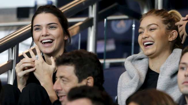 Dua model Amerika Serikat, Kendall Jenner dan Gigi Hadid di Parc des Princes, Senin (5/10). [Reuters/Regis Duvignau]