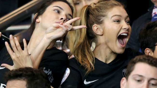 Dua model Amerika Serikat, Kendall Jenner dan Gigi Hadid di Parc des Princes, Senin (5/10). [Reuters/Regis Duvignau]