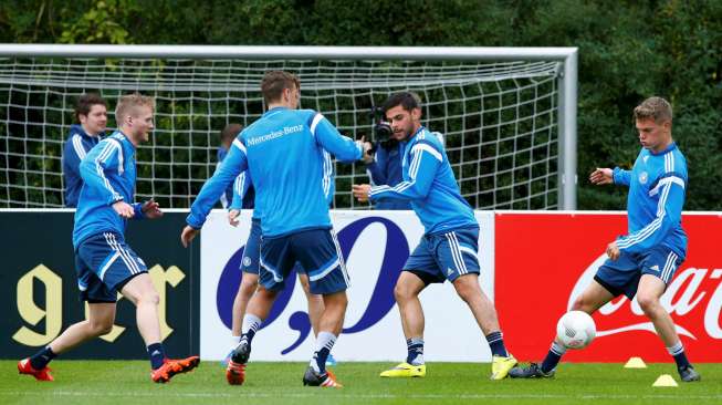 Para pemain Jerman Andre Schuerrle, Max Kruse, Kevin Volland dan Matthias Ginter menjalani sesi latihan. Reuters/Ralph Orlowski