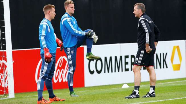 Dua kiper Jerman  Marc-Andre ter Stegen and Bernd Leno berbicara dengan pelatih kiper Andreas Koepke (kanan). Reuters/Ralph Orlowski