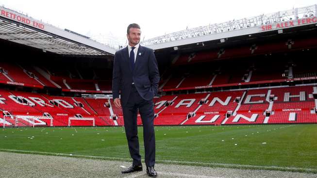 David Beckham berpose di Old Trafford menjelang laga amal untuk Unicef. Reuters/ Andrew Yates