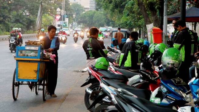 Suasana pangkalan transit atau bayangan ojek berbasis aplikasi di trotoar depan Kampus UI Salemba, Jakarta.