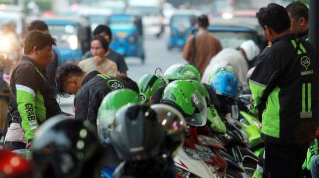 Sering Berebut Penumpang, Driver Gojek Keluarkan Jurus Patok Ayam