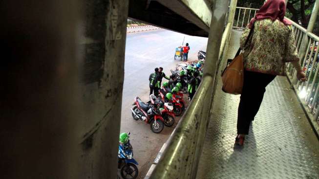 Suasana pangkalan transit atau bayangan ojek berbasis aplikasi di trotoar depan Kampus UI Salemba, Jakarta.