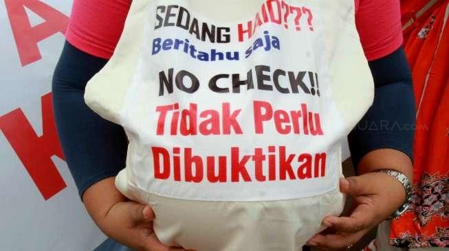 Para aktivis dari Komite Perempuan Industrial Indonesian Council melakukan aksi di depan Istana Negara, Jakarta, Rabu (7/10/2015). [Suara.com/Oke Atmaja]