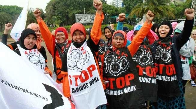 Para aktivis dari Komite Perempuan Industrial Indonesian Council melakukan aksi di depan Istana Negara, Jakarta, Rabu (7/10/2015). [Suara.com/Oke Atmaja]