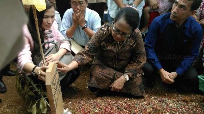 Ke Makam Bocah Dalam Kardus, Menteri Yohana Pegangi Nisan