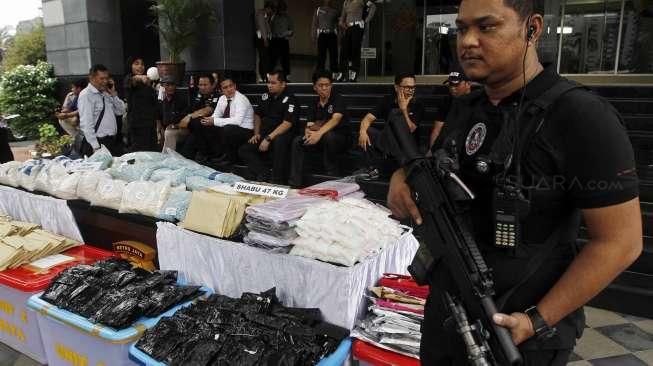 Kapolda Metro Jaya Irjen Tito Karnavian bersama Kepala BNN Komjen Budi Waseso saat merilis pengungkapan narkotika jenis sabu dan ekstasi, di Polda Metro Jaya, Jakarta, Rabu (7/10/2015). [Suara.com/Kurniawan Mas'ud]