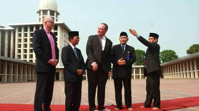 Menteri Pertanian dan Sumber Daya Air Australia, Barnaby Joyce, beserta rombongan, melakukan kunjungan ke Masjid Istiqal, Jakarta, Rabu (7/10/2015). [Suara.com/Oke Atmaja]