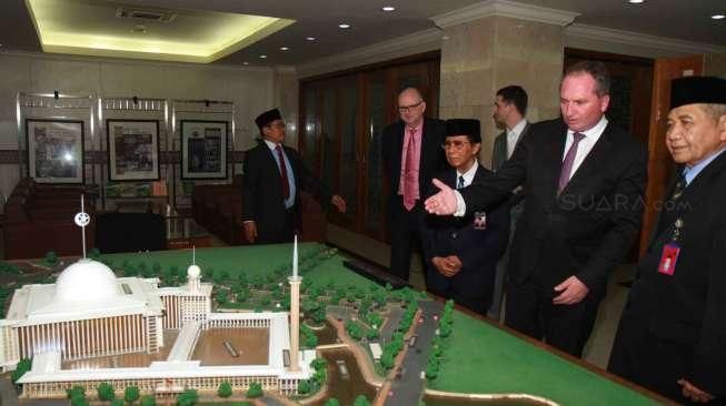 Menteri Pertanian dan Sumber Daya Air Australia, Barnaby Joyce, beserta rombongan, melakukan kunjungan ke Masjid Istiqal, Jakarta, Rabu (7/10/2015). [Suara.com/Oke Atmaja]