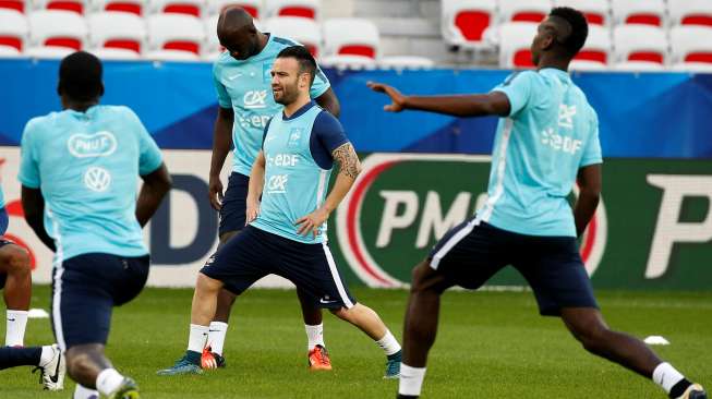 Pemain Prancis Mathieu Valbuena (tengah) melakukan sesi latihan bersama rekan setimnya. Reuters/Eric Gaillard.