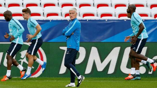 Pelatih Prancis Didier Deschamps (tengah) memimpin langsung latihan skuatnya. Reuters/Eric Gaillard.