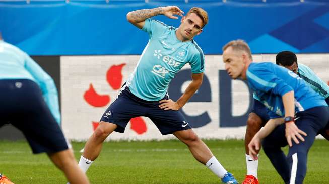 Pemain Prancis Antoine Griezmann melakukan pemanasan. Reuters/Eric Gaillard.