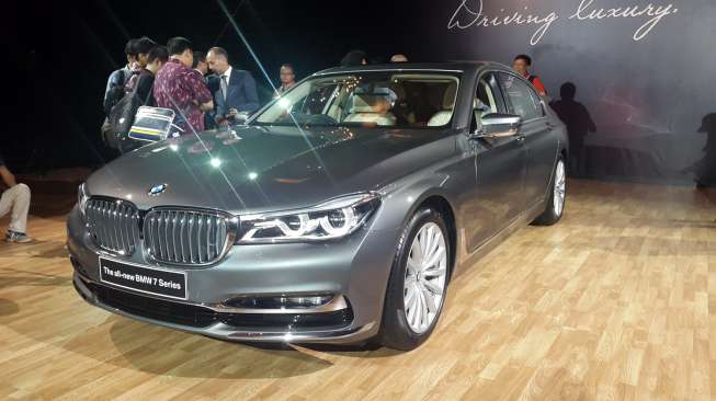 Sedan mewah BMW Seri 7 diluncurkan di Jakarta, Kamis (8/10) [Suara.com/Deny Yuliansari].