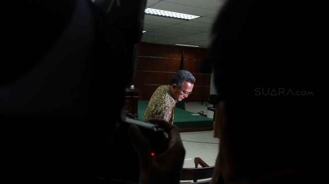 Tripeni Irianto Putro didakwa dengan dugaan menerima suap dari Gubernur Sumut Gatot Nugroho.