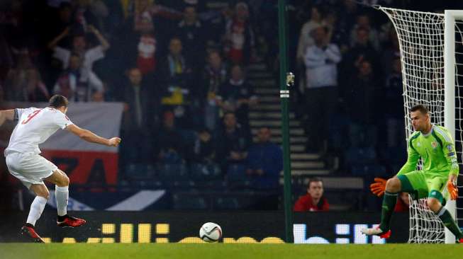 Striker Polandia Robert Lewandowski mencetak gol pertama ke gawang Skotlandia.  Reuters / Russell Cheyne Livepic