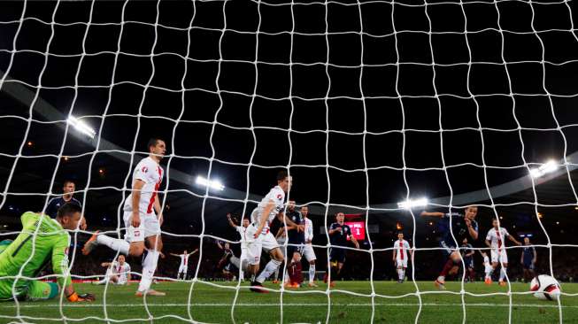 Striker Polandia Robert Lewandowski mencetak gol kedua gawang Skotlandia. Reuters / Lee Smith Livepic.