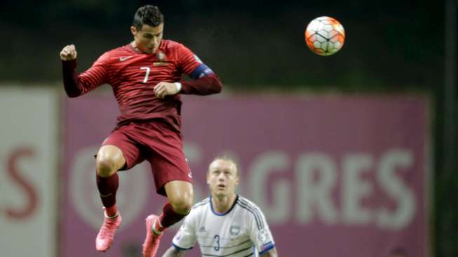 Aksi kapten Portugal Cristiano Ronaldo di laga melawan Denmark pada kualifikasi Euro 2016.[Reuters/Miguel Vidal]