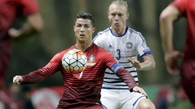 Aksi kapten Portugal Cristiano Ronaldo di laga melawan Denmark pada kualifikasi Euro 2016.[Reuters/Miguel Vidal]