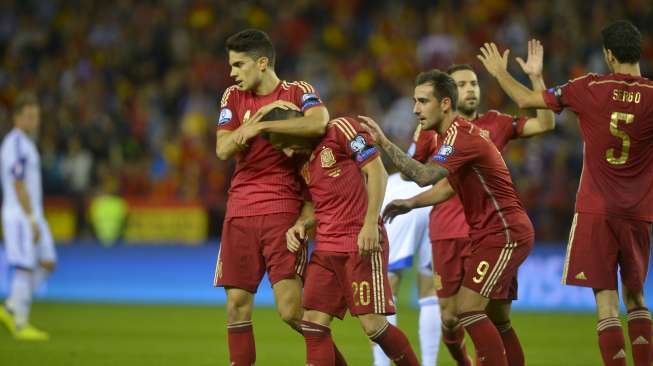Pemain Spanyol merayakan gol ke gawang Luksemburg  di babak kualifikasi Euro 2016 Grup C di Logrono, Spanyol. [Reuters/Vincent West]